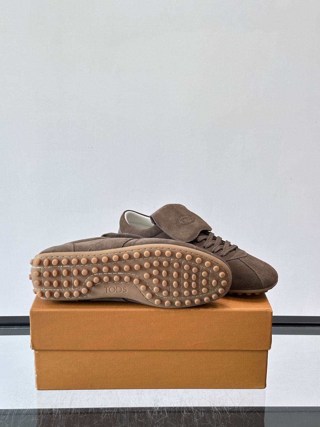 Tod's T-Marathon系列运动休闲鞋从室内足球运动汲取灵感，复古风鞋面以柔软皮革制成，触感如同丝缎般柔软丝滑，