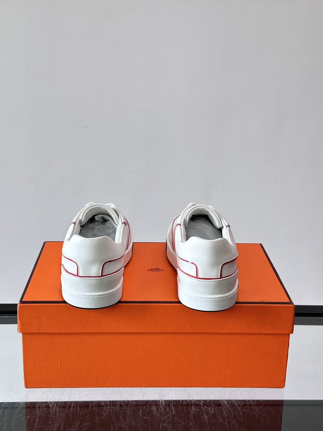 ​​Hermès 男士休闲运动鞋​​，皮革鞋面，鞋侧有橙色 H logo 织带装饰，白色橡胶鞋底。 In-the-Loo