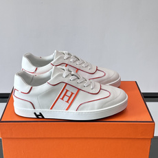 Hermès 男士休闲运动鞋,皮革鞋面,鞋侧有橙色 H logo 织带装饰,白色橡胶鞋底。 In-the-Loo Hermès 男士休闲运动鞋,皮革鞋面,鞋侧有橙色 H logo 织带装饰,白色橡胶鞋底。 In-the-Loo