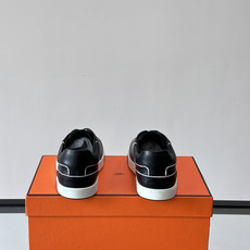 Hermès 男士休闲运动鞋,皮革鞋面,鞋侧有橙色 H logo 织带装饰,白色橡胶鞋底。 In-the-Loo Hermès 男士休闲运动鞋,皮革鞋面,鞋侧有橙色 H logo 织带装饰,白色橡胶鞋底。 In-the-Loo