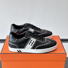 Hermès 男士休闲运动鞋,皮革鞋面,鞋侧有橙色 H logo 织带装饰,白色橡胶鞋底。 In-the-Loo Hermès 男士休闲运动鞋,皮革鞋面,鞋侧有橙色 H logo 织带装饰,白色橡胶鞋底。 In-the-Loo