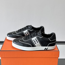 Hermès 男士休闲运动鞋,皮革鞋面,鞋侧有橙色 H logo 织带装饰,白色橡胶鞋底。 In-the-Loo Hermès 男士休闲运动鞋,皮革鞋面,鞋侧有橙色 H logo 织带装饰,白色橡胶鞋底。 In-the-Loo