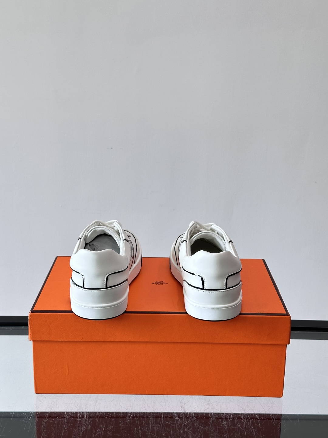 Hermès 男士休闲运动鞋,皮革鞋面,鞋侧有橙色 H logo 织带装饰,白色橡胶鞋底。 In-the-Loo Hermès 男士休闲运动鞋,皮革鞋面,鞋侧有橙色 H logo 织带装饰,白色橡胶鞋底。 In-the-Loo