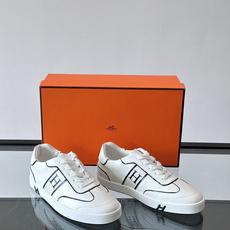 Hermès 男士休闲运动鞋,皮革鞋面,鞋侧有橙色 H logo 织带装饰,白色橡胶鞋底。 In-the-Loo Hermès 男士休闲运动鞋,皮革鞋面,鞋侧有橙色 H logo 织带装饰,白色橡胶鞋底。 In-the-Loo