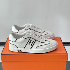 Hermès 男士休闲运动鞋,皮革鞋面,鞋侧有橙色 H logo 织带装饰,白色橡胶鞋底。 In-the-Loo Hermès 男士休闲运动鞋,皮革鞋面,鞋侧有橙色 H logo 织带装饰,白色橡胶鞋底。 In-the-Loo