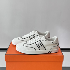 Hermès 男士休闲运动鞋,皮革鞋面,鞋侧有橙色 H logo 织带装饰,白色橡胶鞋底。 In-the-Loo Hermès 男士休闲运动鞋,皮革鞋面,鞋侧有橙色 H logo 织带装饰,白色橡胶鞋底。 In-the-Loo