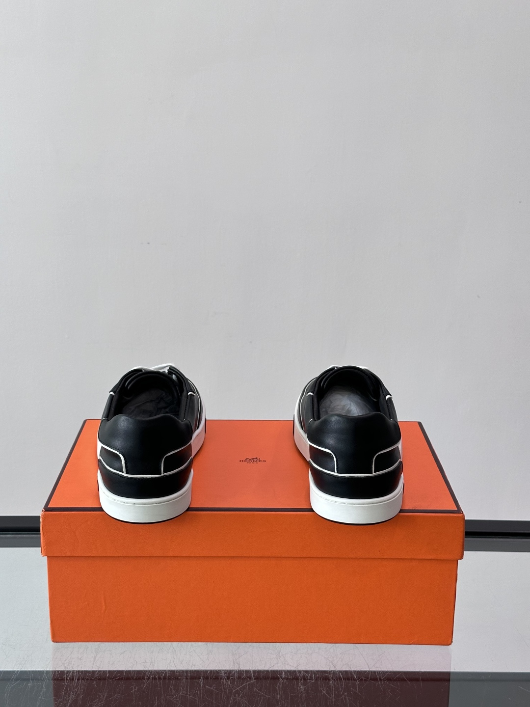 Hermès 男士休闲运动鞋,皮革鞋面,鞋侧有橙色 H logo 织带装饰,白色橡胶鞋底。 In-the-Loo Hermès 男士休闲运动鞋,皮革鞋面,鞋侧有橙色 H logo 织带装饰,白色橡胶鞋底。 In-the-Loo