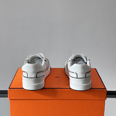 Hermès 男士休闲运动鞋,皮革鞋面,鞋侧有橙色 H logo 织带装饰,白色橡胶鞋底。 In-the-Loo Hermès 男士休闲运动鞋,皮革鞋面,鞋侧有橙色 H logo 织带装饰,白色橡胶鞋底。 In-the-Loo
