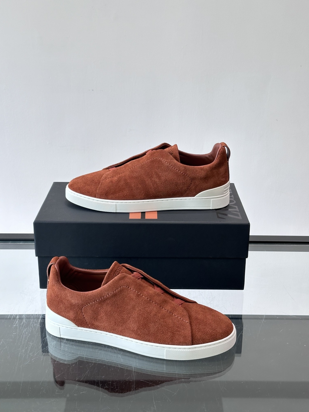 ZEGNA/杰尼亚 新款男士低帮皮革运动鞋，选用进口牛皮打造，丰富的工艺细节，鞋底骆马皮革嵌饰和品牌压纹徽标细节，干净简