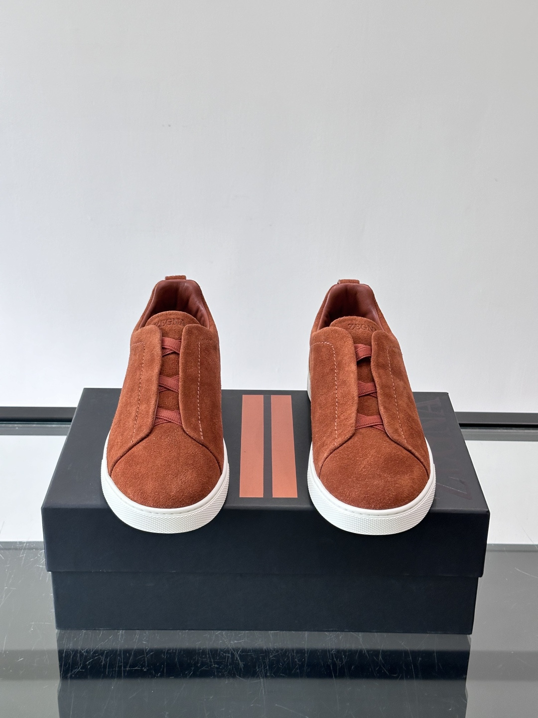 ZEGNA/杰尼亚 新款男士低帮皮革运动鞋，选用进口牛皮打造，丰富的工艺细节，鞋底骆马皮革嵌饰和品牌压纹徽标细节，干净简