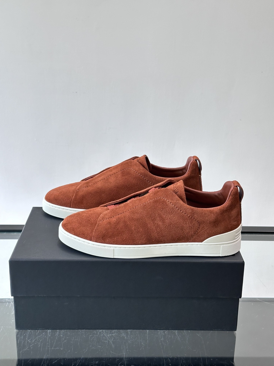 ZEGNA/杰尼亚 新款男士低帮皮革运动鞋，选用进口牛皮打造，丰富的工艺细节，鞋底骆马皮革嵌饰和品牌压纹徽标细节，干净简