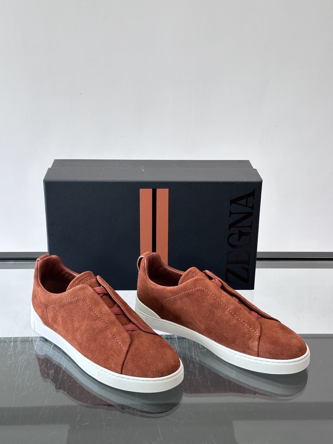 ZEGNA/杰尼亚 新款男士低帮皮革运动鞋，选用进口牛皮打造，丰富的工艺细节，鞋底骆马皮革嵌饰和品牌压纹徽标细节，干净简