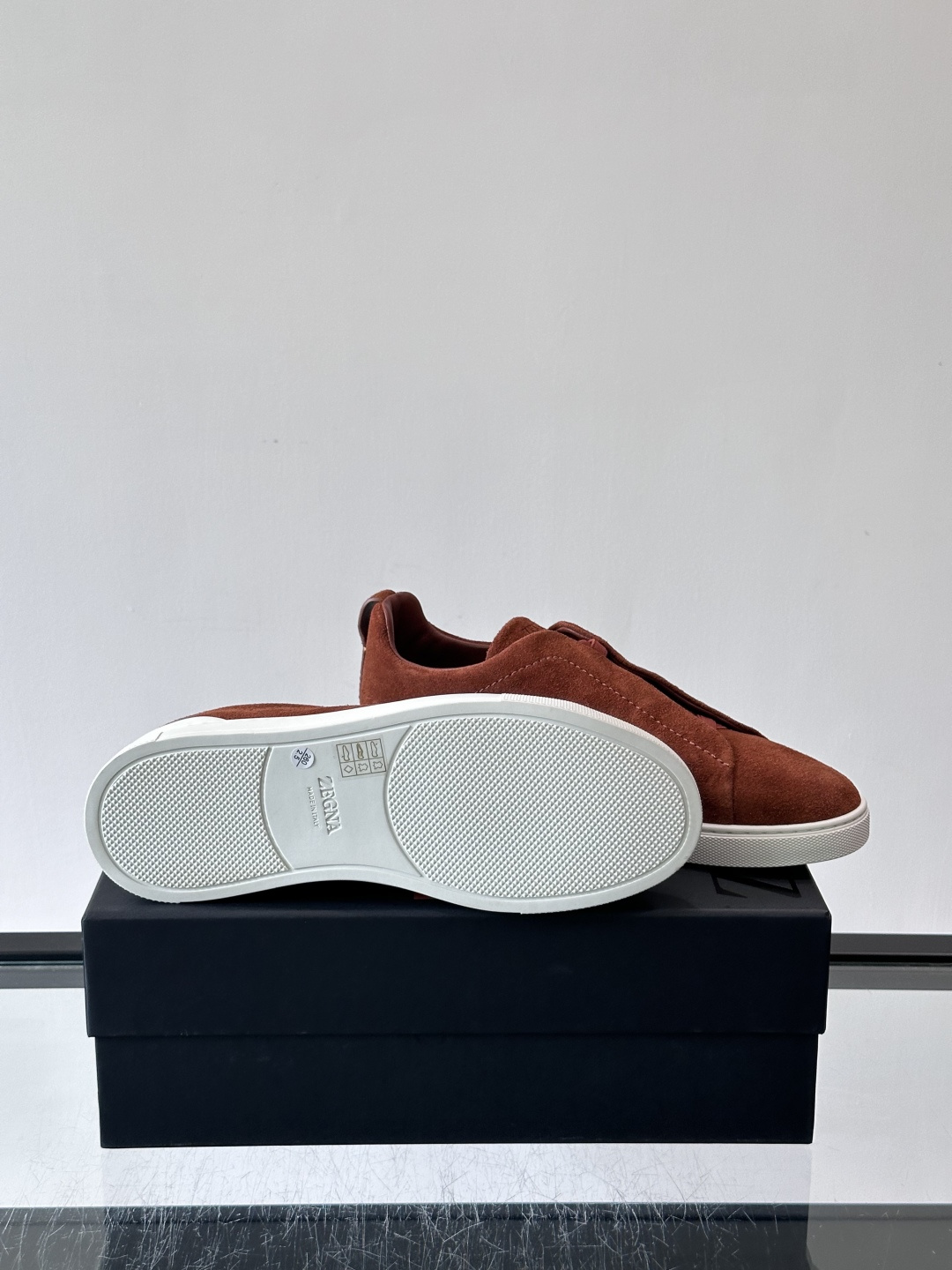 ZEGNA/杰尼亚 新款男士低帮皮革运动鞋，选用进口牛皮打造，丰富的工艺细节，鞋底骆马皮革嵌饰和品牌压纹徽标细节，干净简