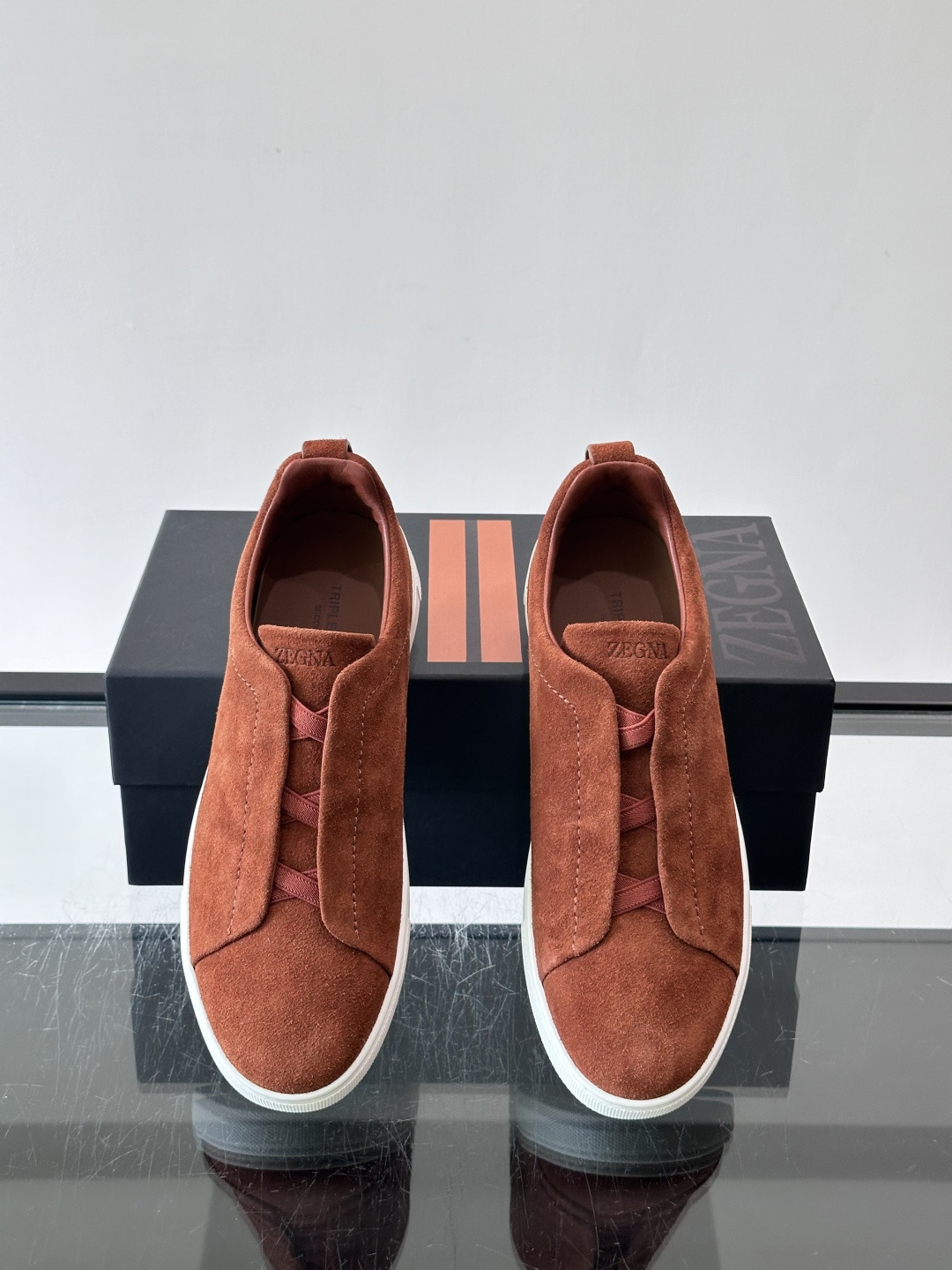 ZEGNA/杰尼亚 新款男士低帮皮革运动鞋，选用进口牛皮打造，丰富的工艺细节，鞋底骆马皮革嵌饰和品牌压纹徽标细节，干净简
