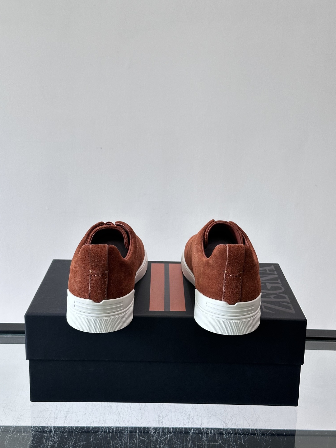 ZEGNA/杰尼亚 新款男士低帮皮革运动鞋，选用进口牛皮打造，丰富的工艺细节，鞋底骆马皮革嵌饰和品牌压纹徽标细节，干净简