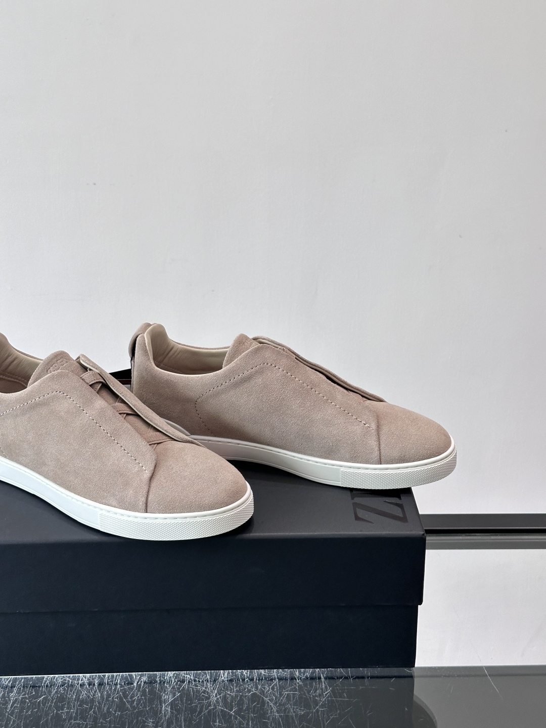 ZEGNA/杰尼亚 新款男士低帮皮革运动鞋,选用进口牛皮打造,丰富的工艺细节,鞋底骆马皮革嵌饰和品牌压纹徽标细节,干净简 ZEGNA/杰尼亚 新款男士低帮皮革运动鞋,选用进口牛皮打造,丰富的工艺细节,鞋底骆马皮革嵌饰和品牌压纹徽标细节,干净简
