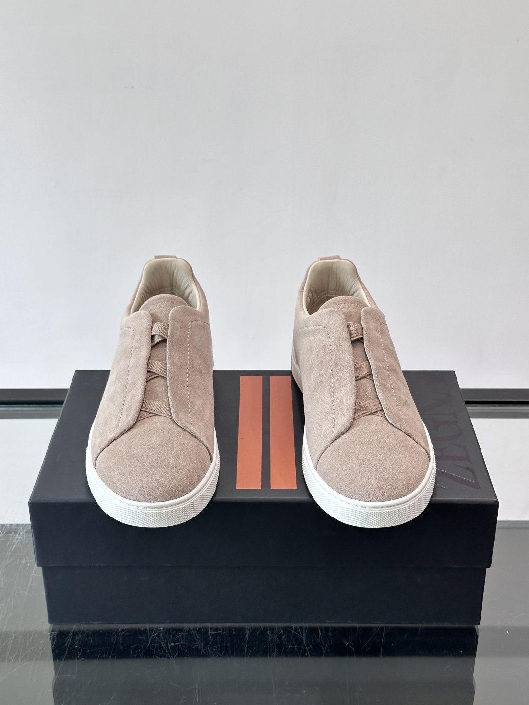 ZEGNA/杰尼亚 新款男士低帮皮革运动鞋,选用进口牛皮打造,丰富的工艺细节,鞋底骆马皮革嵌饰和品牌压纹徽标细节,干净简 ZEGNA/杰尼亚 新款男士低帮皮革运动鞋,选用进口牛皮打造,丰富的工艺细节,鞋底骆马皮革嵌饰和品牌压纹徽标细节,干净简