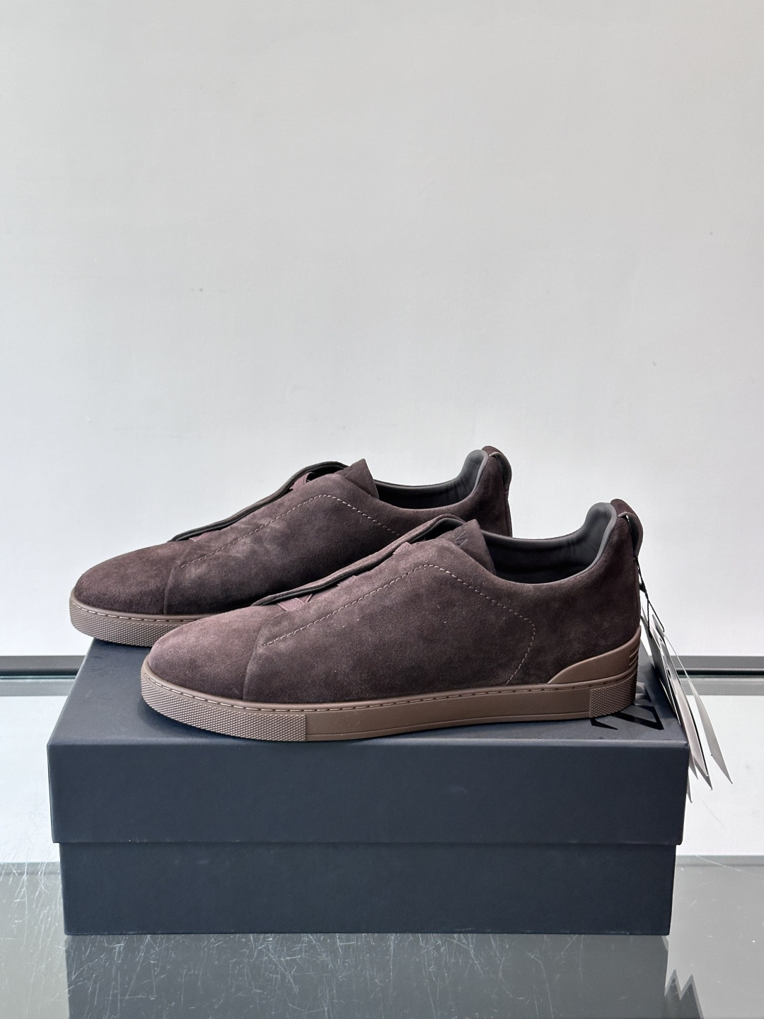 ZEGNA/杰尼亚 新款男士低帮皮革运动鞋,选用进口牛皮打造,丰富的工艺细节,鞋底骆马皮革嵌饰和品牌压纹徽标细节,干净简 ZEGNA/杰尼亚 新款男士低帮皮革运动鞋,选用进口牛皮打造,丰富的工艺细节,鞋底骆马皮革嵌饰和品牌压纹徽标细节,干净简