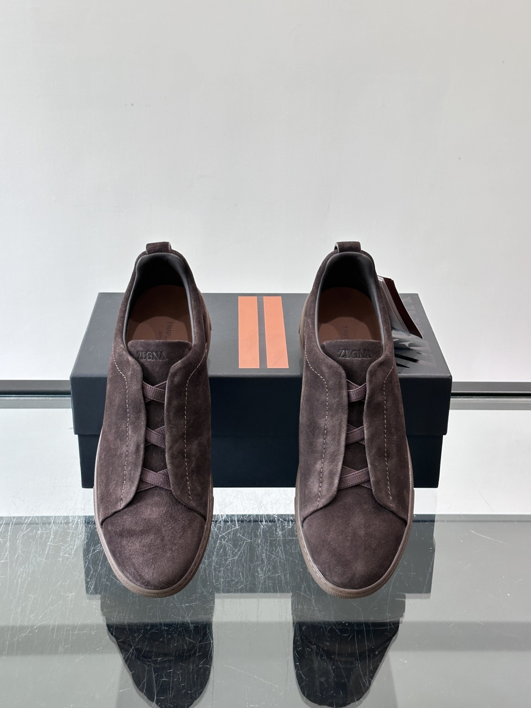 ZEGNA/杰尼亚 新款男士低帮皮革运动鞋,选用进口牛皮打造,丰富的工艺细节,鞋底骆马皮革嵌饰和品牌压纹徽标细节,干净简 ZEGNA/杰尼亚 新款男士低帮皮革运动鞋,选用进口牛皮打造,丰富的工艺细节,鞋底骆马皮革嵌饰和品牌压纹徽标细节,干净简