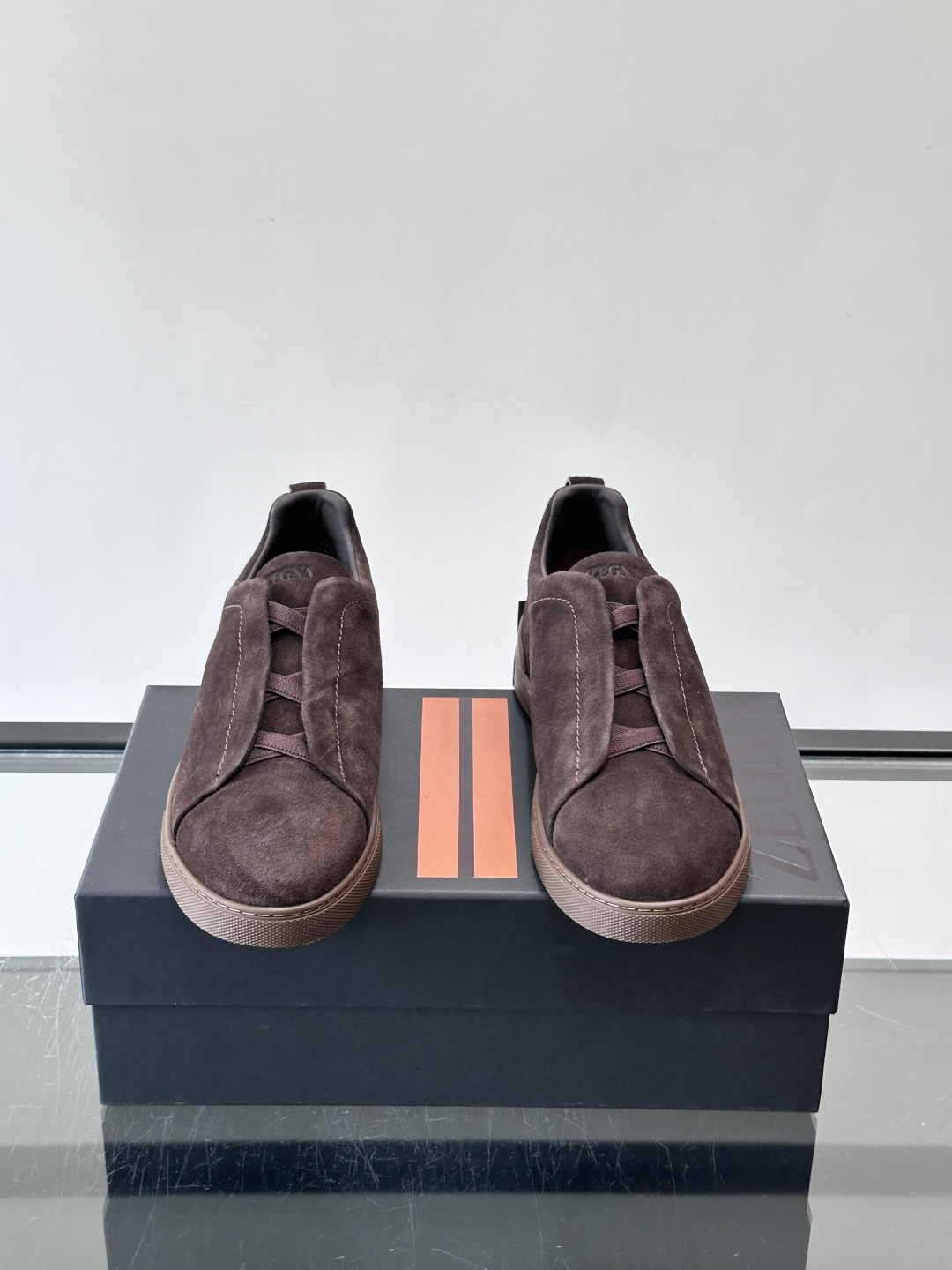 ZEGNA/杰尼亚 新款男士低帮皮革运动鞋,选用进口牛皮打造,丰富的工艺细节,鞋底骆马皮革嵌饰和品牌压纹徽标细节,干净简 ZEGNA/杰尼亚 新款男士低帮皮革运动鞋,选用进口牛皮打造,丰富的工艺细节,鞋底骆马皮革嵌饰和品牌压纹徽标细节,干净简
