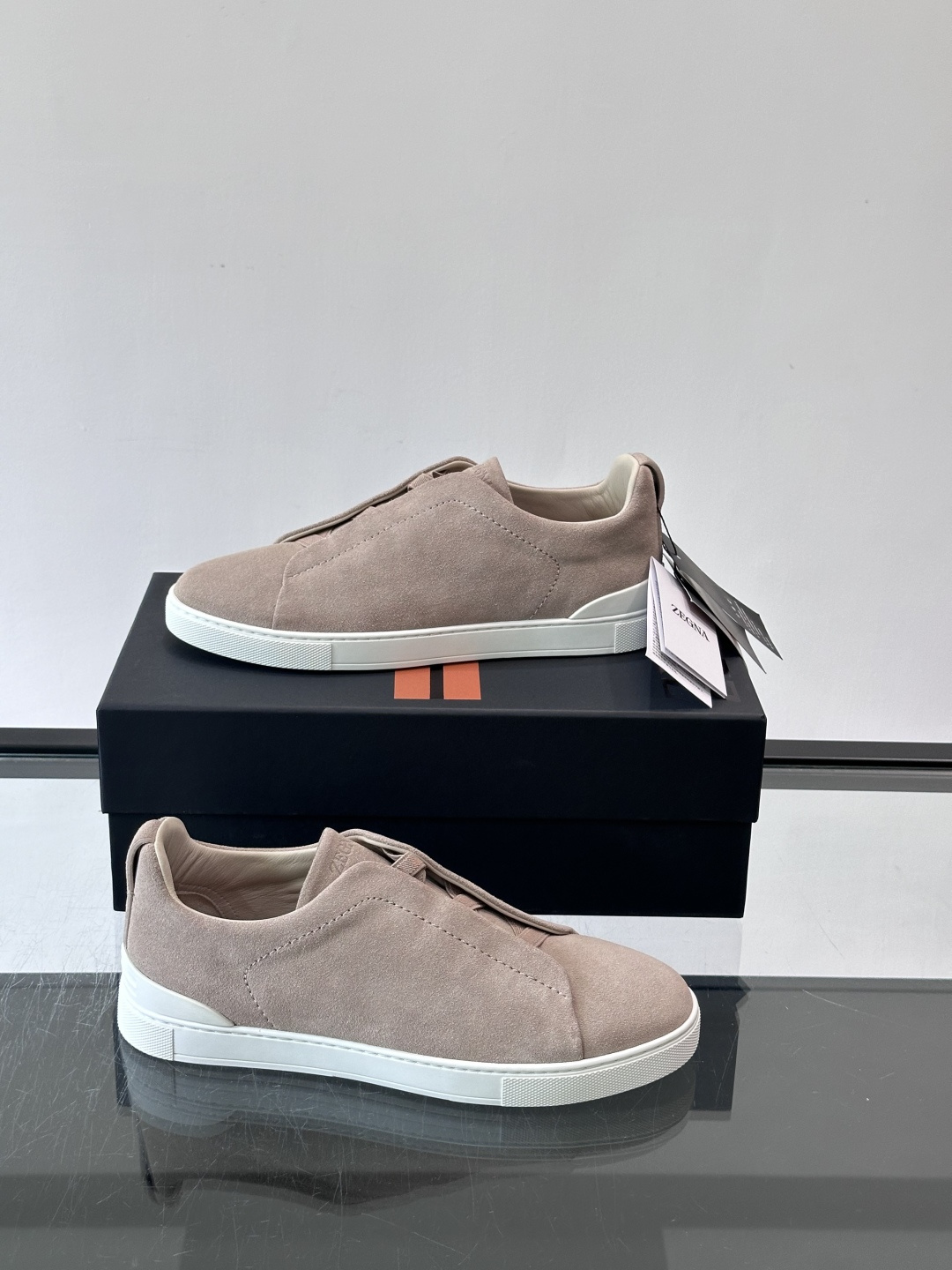 ZEGNA/杰尼亚 新款男士低帮皮革运动鞋,选用进口牛皮打造,丰富的工艺细节,鞋底骆马皮革嵌饰和品牌压纹徽标细节,干净简 ZEGNA/杰尼亚 新款男士低帮皮革运动鞋,选用进口牛皮打造,丰富的工艺细节,鞋底骆马皮革嵌饰和品牌压纹徽标细节,干净简