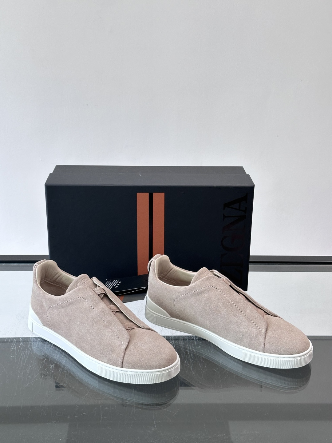 ZEGNA/杰尼亚 新款男士低帮皮革运动鞋,选用进口牛皮打造,丰富的工艺细节,鞋底骆马皮革嵌饰和品牌压纹徽标细节,干净简 ZEGNA/杰尼亚 新款男士低帮皮革运动鞋,选用进口牛皮打造,丰富的工艺细节,鞋底骆马皮革嵌饰和品牌压纹徽标细节,干净简