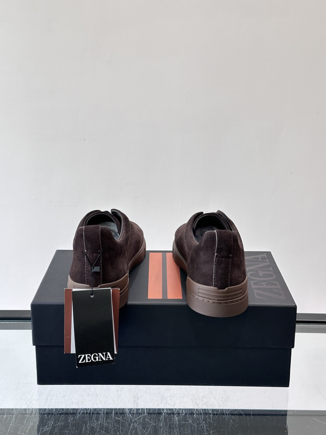ZEGNA/杰尼亚 新款男士低帮皮革运动鞋,选用进口牛皮打造,丰富的工艺细节,鞋底骆马皮革嵌饰和品牌压纹徽标细节,干净简 ZEGNA/杰尼亚 新款男士低帮皮革运动鞋,选用进口牛皮打造,丰富的工艺细节,鞋底骆马皮革嵌饰和品牌压纹徽标细节,干净简