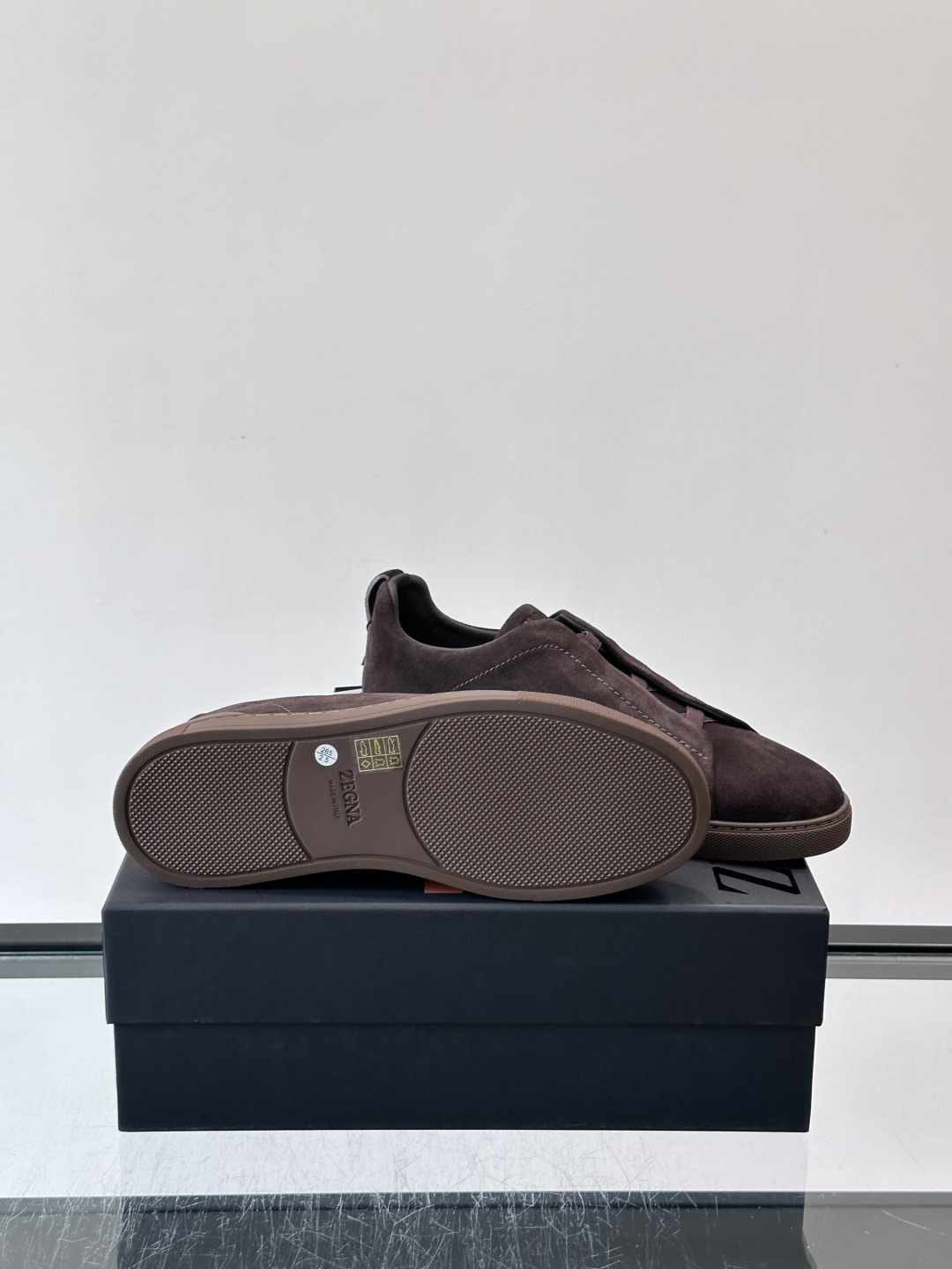 ZEGNA/杰尼亚 新款男士低帮皮革运动鞋,选用进口牛皮打造,丰富的工艺细节,鞋底骆马皮革嵌饰和品牌压纹徽标细节,干净简 ZEGNA/杰尼亚 新款男士低帮皮革运动鞋,选用进口牛皮打造,丰富的工艺细节,鞋底骆马皮革嵌饰和品牌压纹徽标细节,干净简
