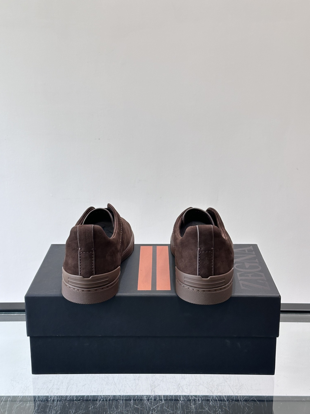 ZEGNA/杰尼亚 新款男士低帮皮革运动鞋，选用进口牛皮打造，丰富的工艺细节，鞋底骆马皮革嵌饰和品牌压纹徽标细节，干净简