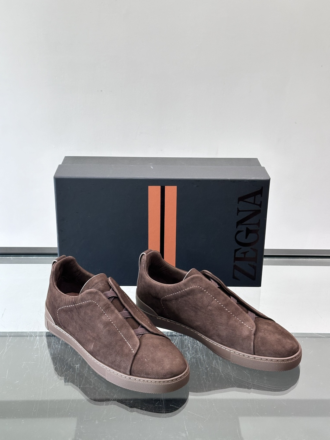 ZEGNA/杰尼亚 新款男士低帮皮革运动鞋，选用进口牛皮打造，丰富的工艺细节，鞋底骆马皮革嵌饰和品牌压纹徽标细节，干净简