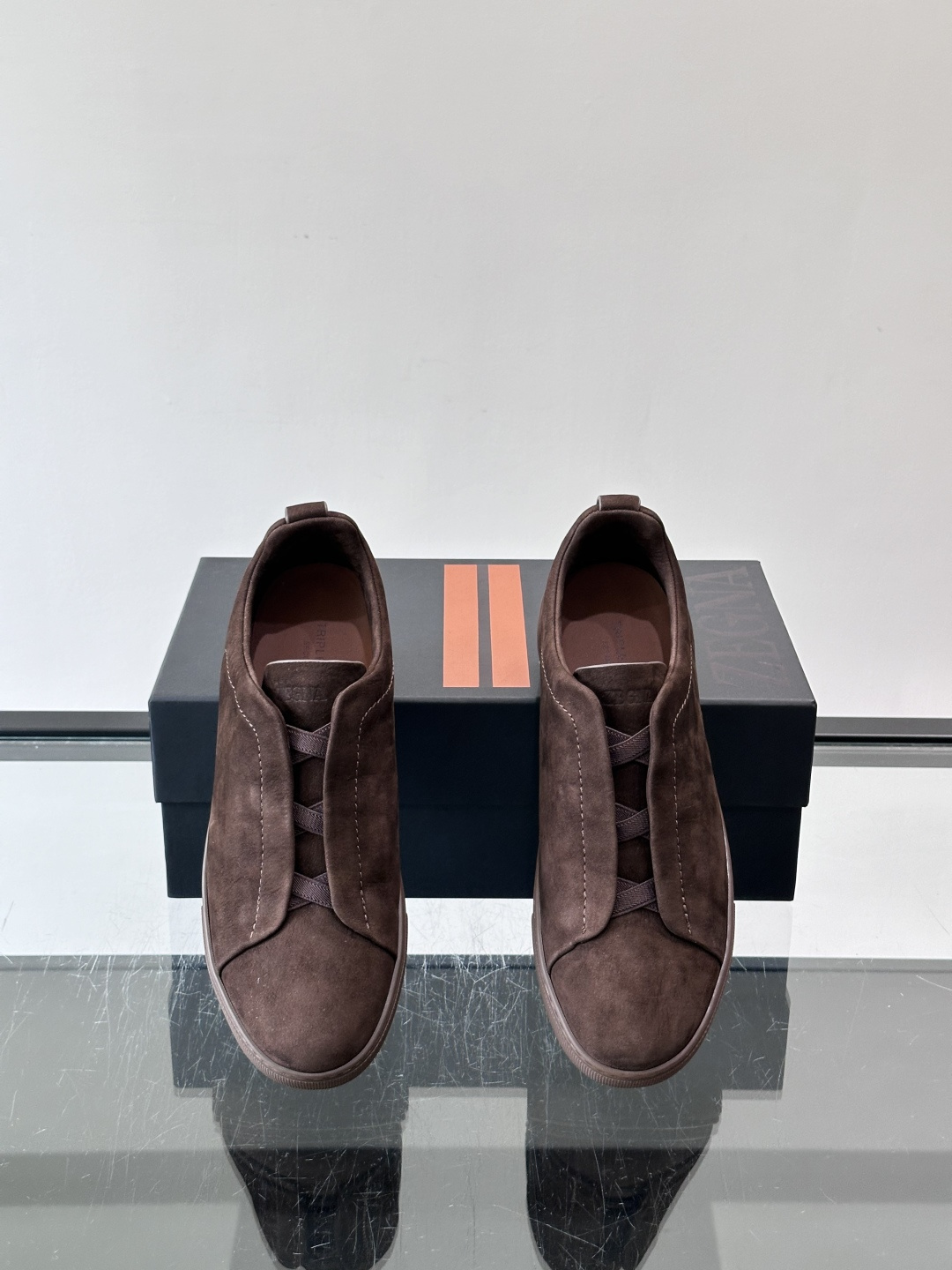 ZEGNA/杰尼亚 新款男士低帮皮革运动鞋，选用进口牛皮打造，丰富的工艺细节，鞋底骆马皮革嵌饰和品牌压纹徽标细节，干净简