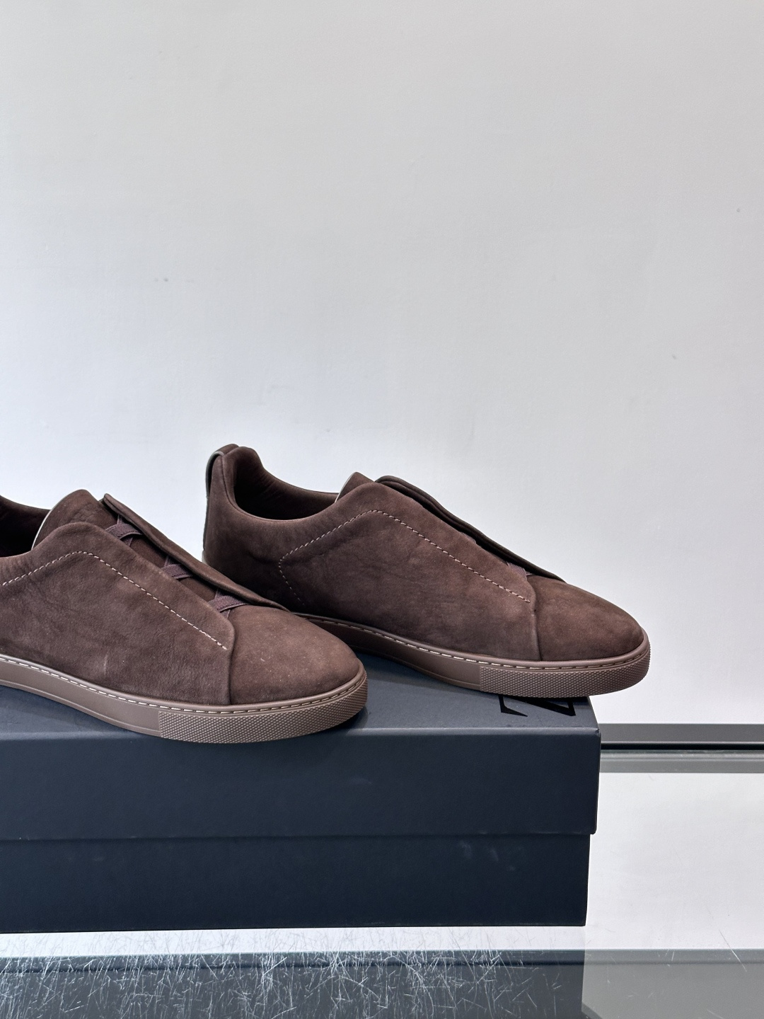 ZEGNA/杰尼亚 新款男士低帮皮革运动鞋，选用进口牛皮打造，丰富的工艺细节，鞋底骆马皮革嵌饰和品牌压纹徽标细节，干净简