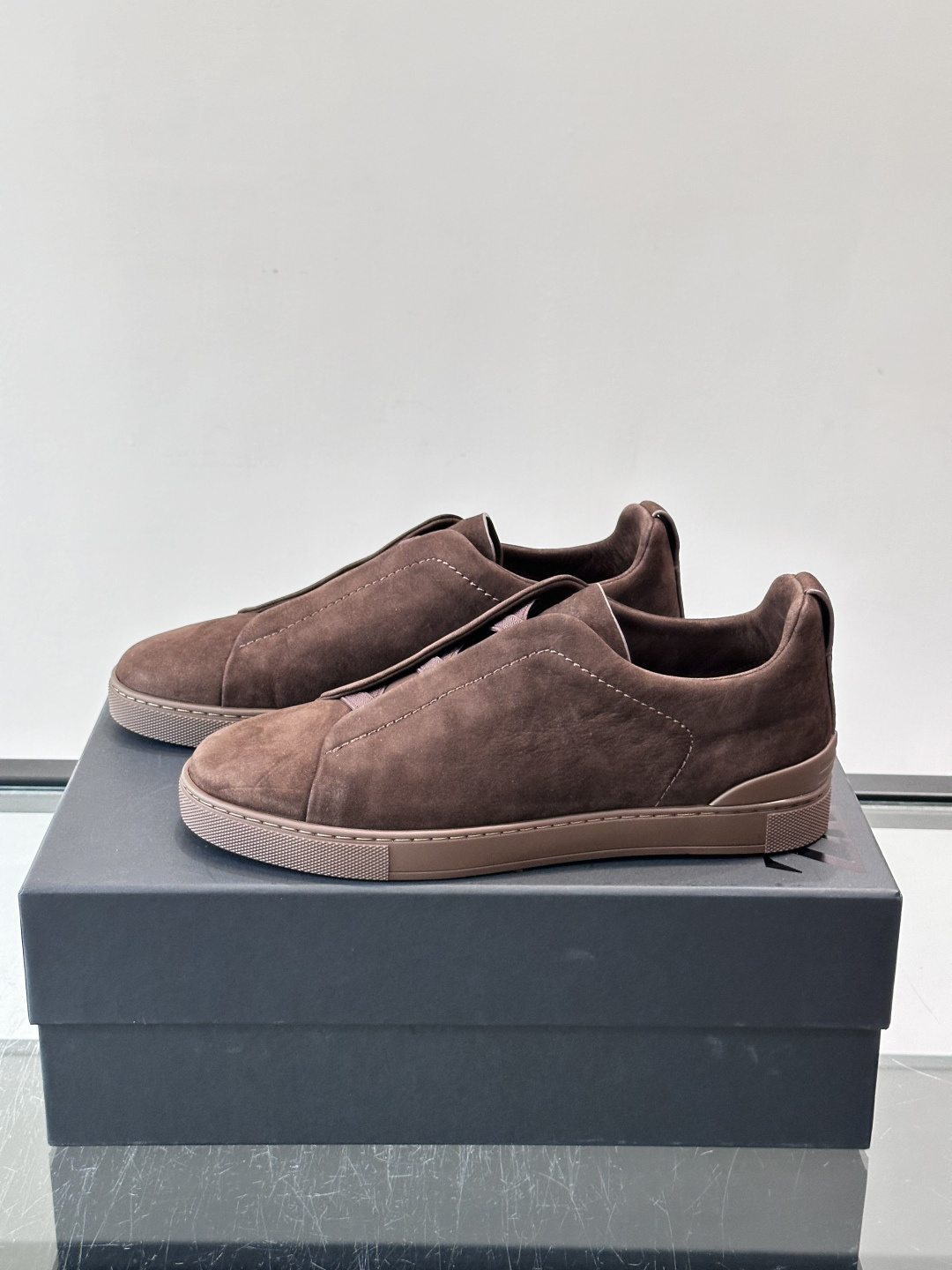 ZEGNA/杰尼亚 新款男士低帮皮革运动鞋，选用进口牛皮打造，丰富的工艺细节，鞋底骆马皮革嵌饰和品牌压纹徽标细节，干净简