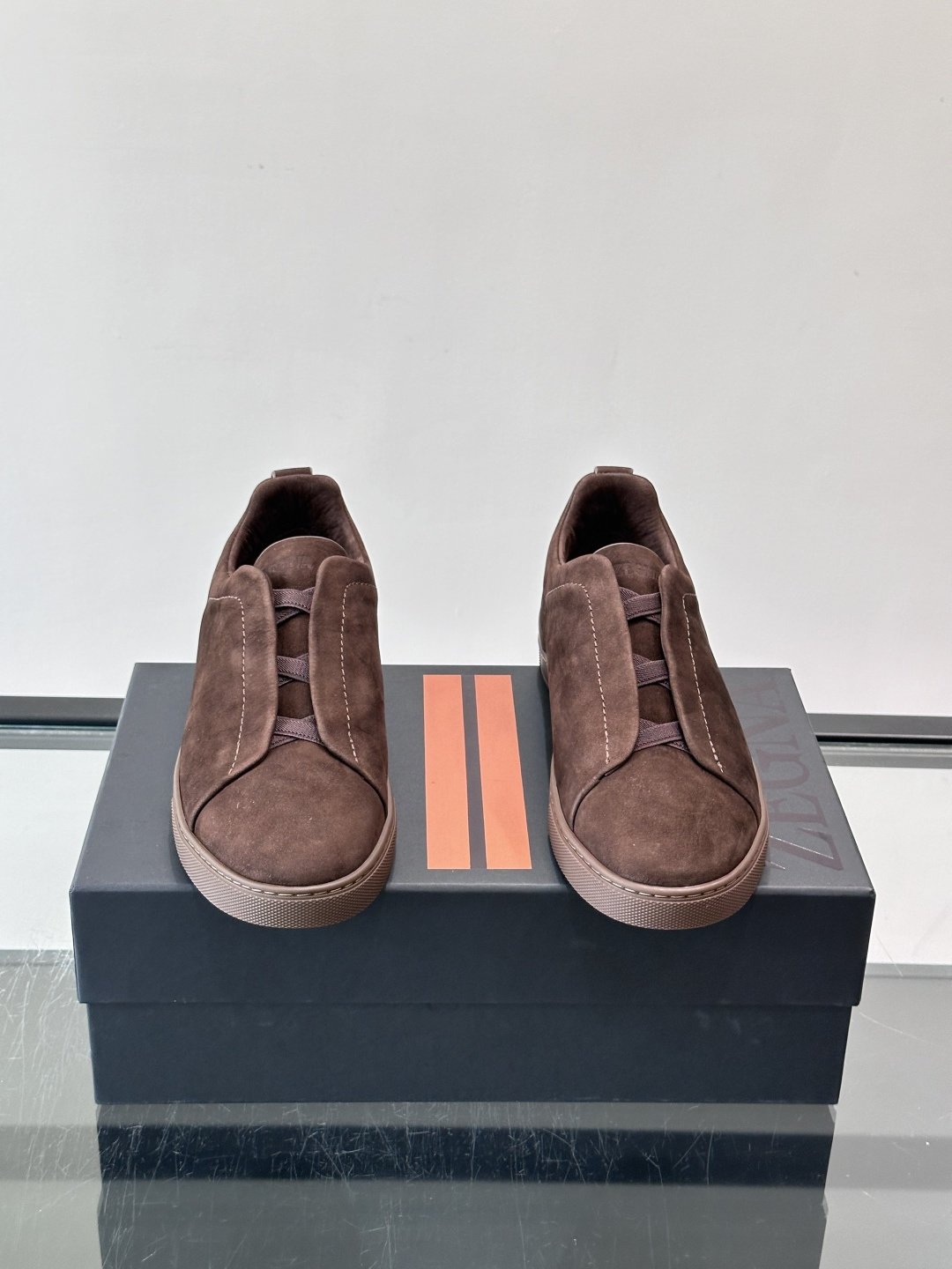 ZEGNA/杰尼亚 新款男士低帮皮革运动鞋，选用进口牛皮打造，丰富的工艺细节，鞋底骆马皮革嵌饰和品牌压纹徽标细节，干净简