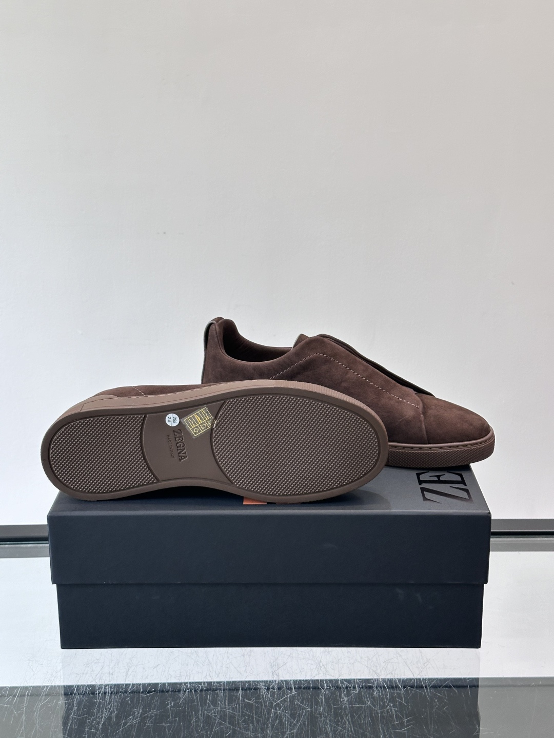 ZEGNA/杰尼亚 新款男士低帮皮革运动鞋，选用进口牛皮打造，丰富的工艺细节，鞋底骆马皮革嵌饰和品牌压纹徽标细节，干净简