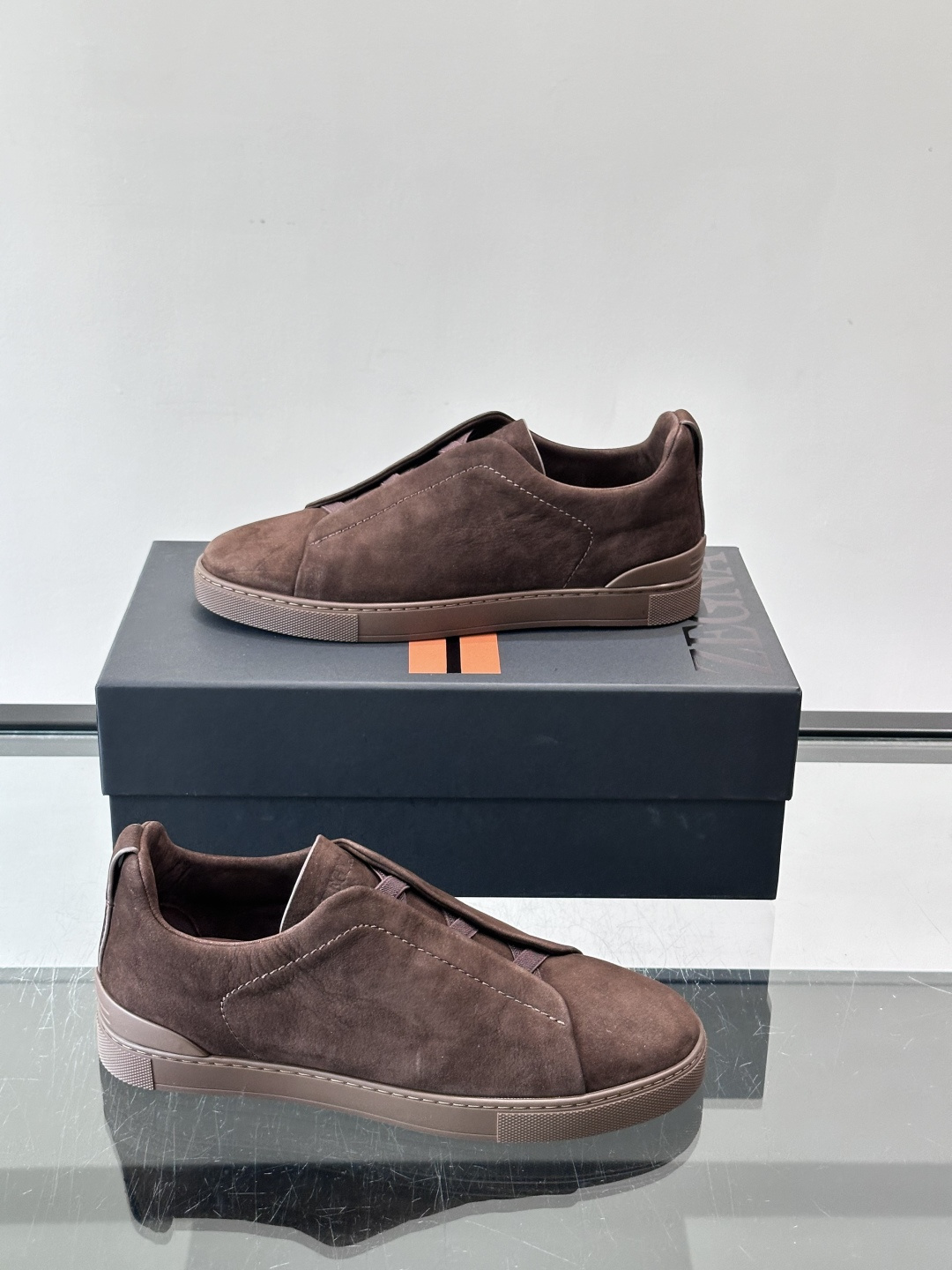 ZEGNA/杰尼亚 新款男士低帮皮革运动鞋，选用进口牛皮打造，丰富的工艺细节，鞋底骆马皮革嵌饰和品牌压纹徽标细节，干净简