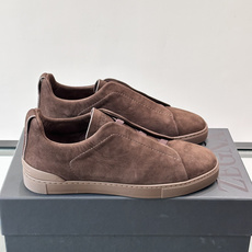 ZEGNA/杰尼亚 新款男士低帮皮革运动鞋,选用进口牛皮打造,丰富的工艺细节,鞋底骆马皮革嵌饰和品牌压纹徽标细节,干净简 ZEGNA/杰尼亚 新款男士低帮皮革运动鞋,选用进口牛皮打造,丰富的工艺细节,鞋底骆马皮革嵌饰和品牌压纹徽标细节,干净简
