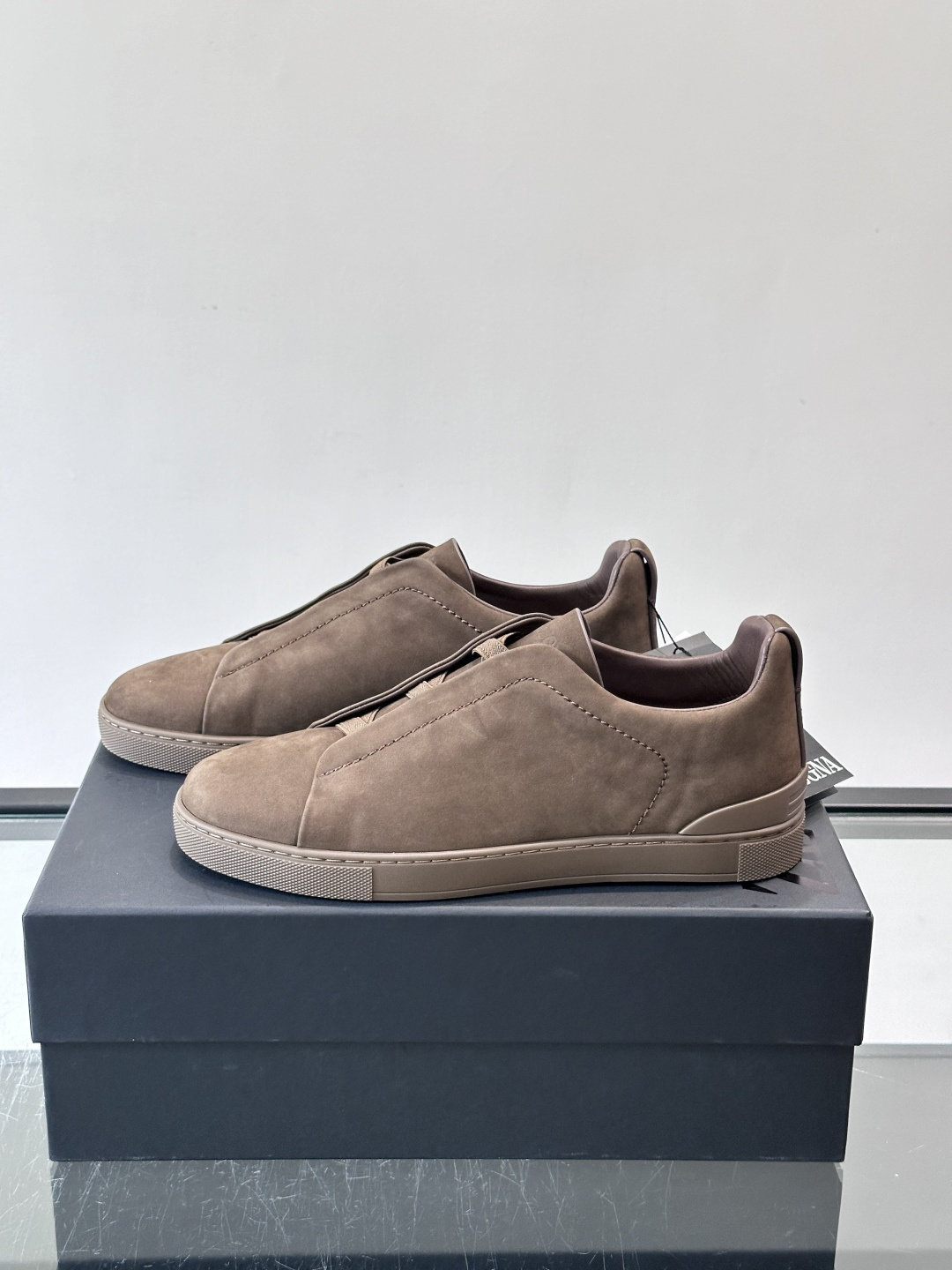 ZEGNA/杰尼亚 新款男士低帮皮革运动鞋,选用进口牛皮打造,丰富的工艺细节,鞋底骆马皮革嵌饰和品牌压纹徽标细节,干净简 ZEGNA/杰尼亚 新款男士低帮皮革运动鞋,选用进口牛皮打造,丰富的工艺细节,鞋底骆马皮革嵌饰和品牌压纹徽标细节,干净简