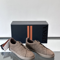 ZEGNA/杰尼亚 新款男士低帮皮革运动鞋,选用进口牛皮打造,丰富的工艺细节,鞋底骆马皮革嵌饰和品牌压纹徽标细节,干净简 ZEGNA/杰尼亚 新款男士低帮皮革运动鞋,选用进口牛皮打造,丰富的工艺细节,鞋底骆马皮革嵌饰和品牌压纹徽标细节,干净简