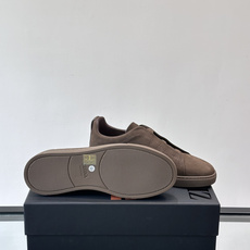 ZEGNA/杰尼亚 新款男士低帮皮革运动鞋,选用进口牛皮打造,丰富的工艺细节,鞋底骆马皮革嵌饰和品牌压纹徽标细节,干净简 ZEGNA/杰尼亚 新款男士低帮皮革运动鞋,选用进口牛皮打造,丰富的工艺细节,鞋底骆马皮革嵌饰和品牌压纹徽标细节,干净简
