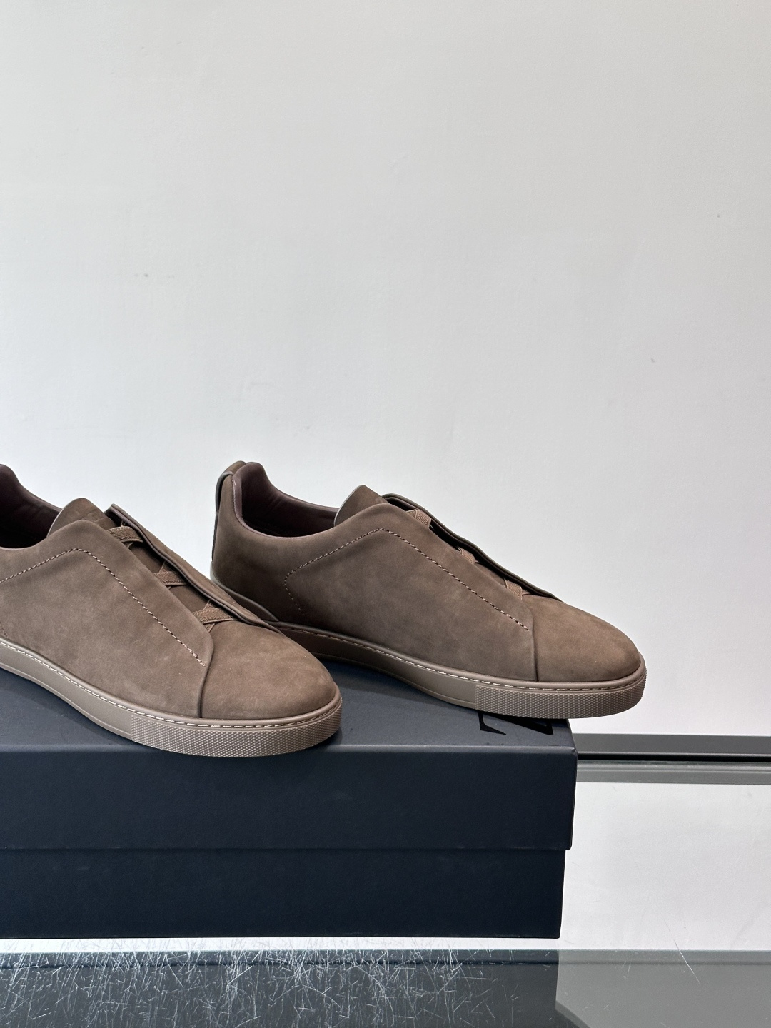 ZEGNA/杰尼亚 新款男士低帮皮革运动鞋,选用进口牛皮打造,丰富的工艺细节,鞋底骆马皮革嵌饰和品牌压纹徽标细节,干净简 ZEGNA/杰尼亚 新款男士低帮皮革运动鞋,选用进口牛皮打造,丰富的工艺细节,鞋底骆马皮革嵌饰和品牌压纹徽标细节,干净简