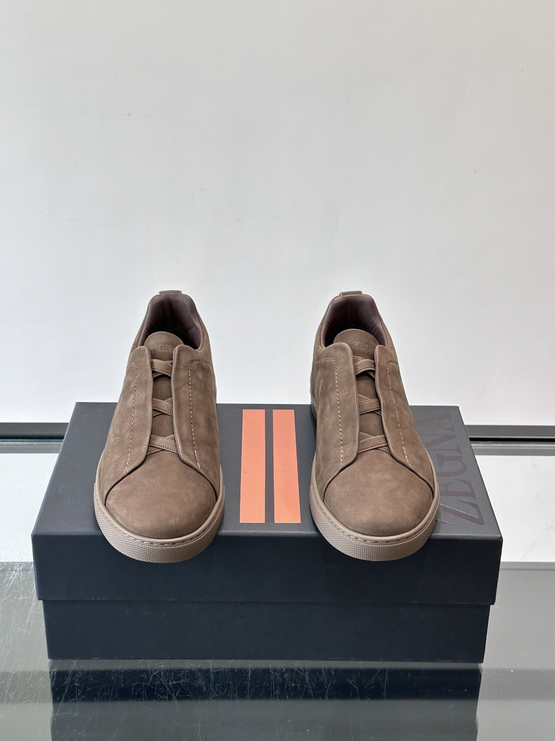 ZEGNA/杰尼亚 新款男士低帮皮革运动鞋,选用进口牛皮打造,丰富的工艺细节,鞋底骆马皮革嵌饰和品牌压纹徽标细节,干净简 ZEGNA/杰尼亚 新款男士低帮皮革运动鞋,选用进口牛皮打造,丰富的工艺细节,鞋底骆马皮革嵌饰和品牌压纹徽标细节,干净简