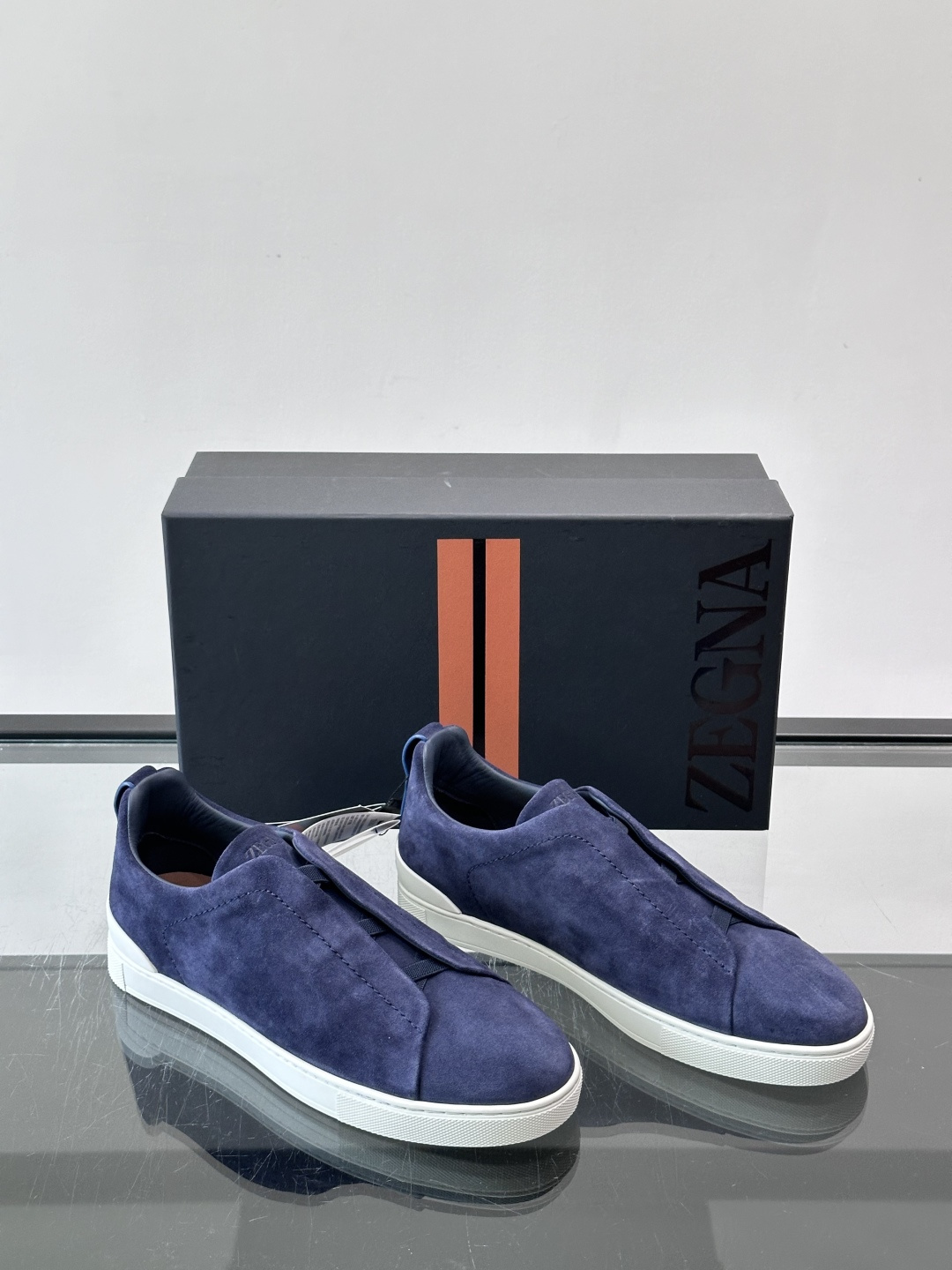 ZEGNA/杰尼亚 新款男士低帮皮革运动鞋,选用进口牛皮打造,丰富的工艺细节,鞋底骆马皮革嵌饰和品牌压纹徽标细节,干净简 ZEGNA/杰尼亚 新款男士低帮皮革运动鞋,选用进口牛皮打造,丰富的工艺细节,鞋底骆马皮革嵌饰和品牌压纹徽标细节,干净简