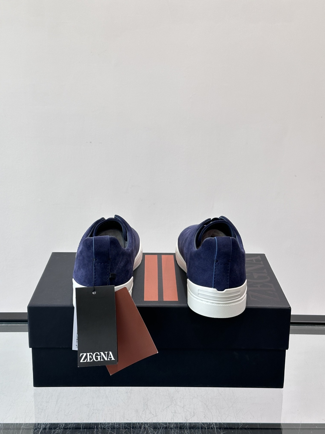 ZEGNA/杰尼亚 新款男士低帮皮革运动鞋,选用进口牛皮打造,丰富的工艺细节,鞋底骆马皮革嵌饰和品牌压纹徽标细节,干净简 ZEGNA/杰尼亚 新款男士低帮皮革运动鞋,选用进口牛皮打造,丰富的工艺细节,鞋底骆马皮革嵌饰和品牌压纹徽标细节,干净简