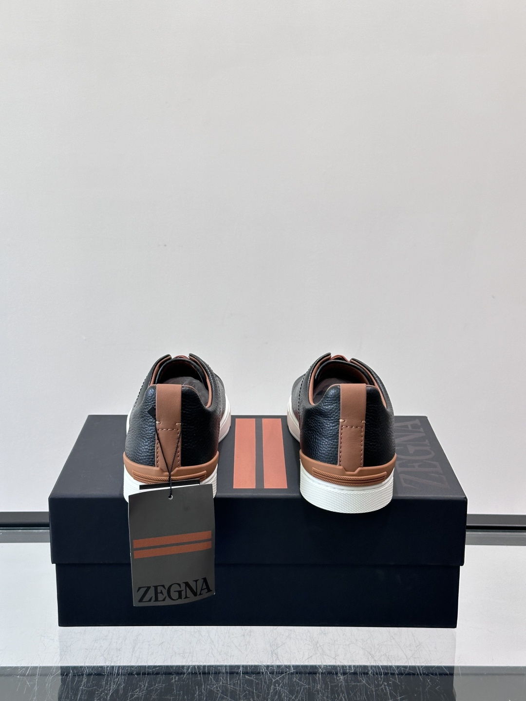 ZEGNA/杰尼亚 新款男士低帮皮革运动鞋，选用进口牛皮打造，丰富的工艺细节，鞋底骆马皮革嵌饰和品牌压纹徽标细节，干净简