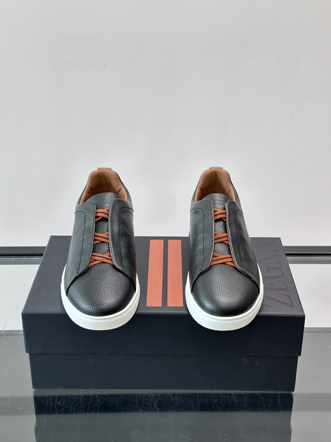 ZEGNA/杰尼亚 新款男士低帮皮革运动鞋，选用进口牛皮打造，丰富的工艺细节，鞋底骆马皮革嵌饰和品牌压纹徽标细节，干净简
