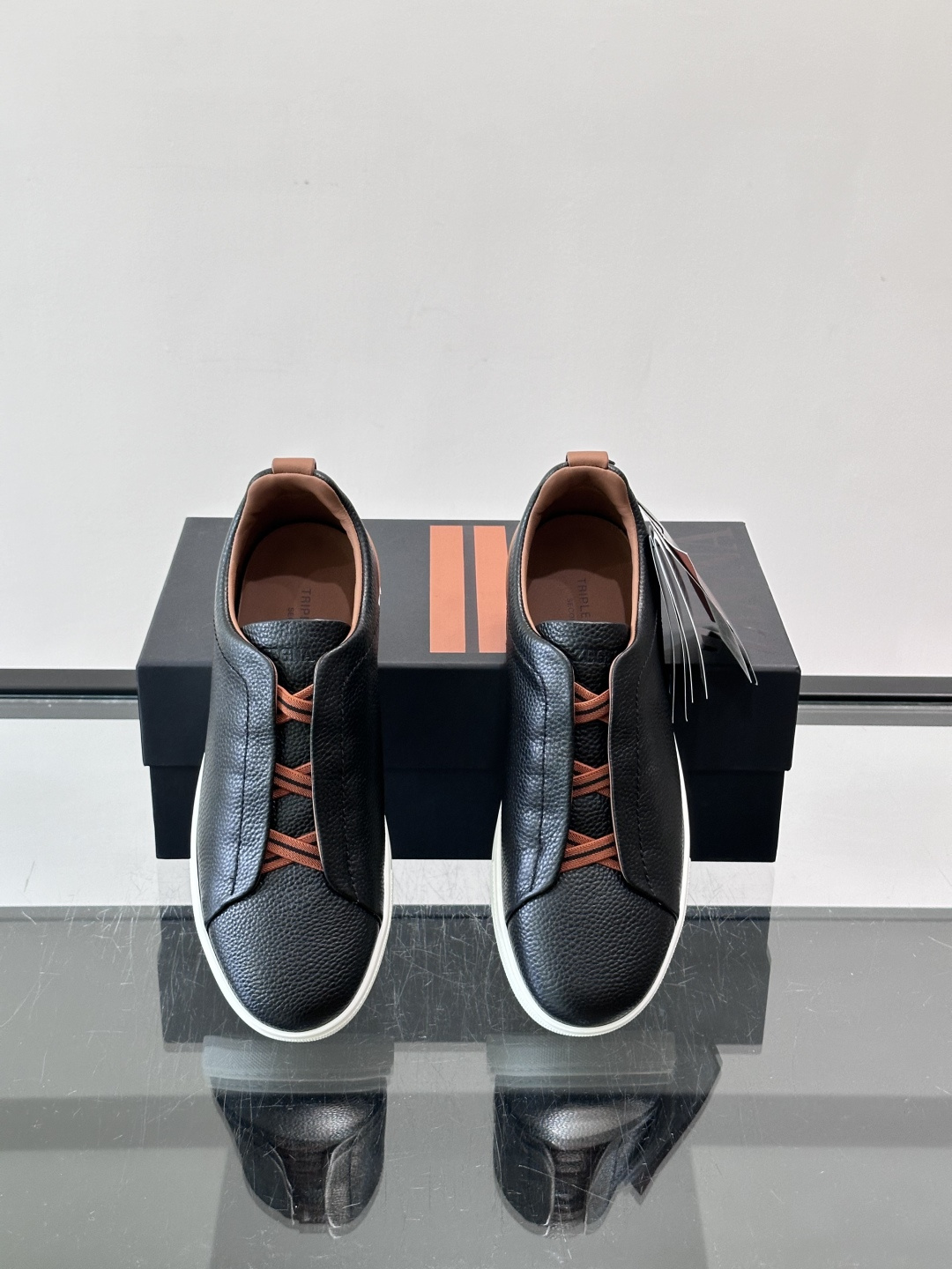 ZEGNA/杰尼亚 新款男士低帮皮革运动鞋，选用进口牛皮打造，丰富的工艺细节，鞋底骆马皮革嵌饰和品牌压纹徽标细节，干净简
