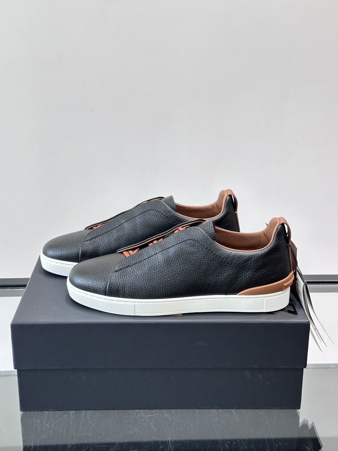 ZEGNA/杰尼亚 新款男士低帮皮革运动鞋，选用进口牛皮打造，丰富的工艺细节，鞋底骆马皮革嵌饰和品牌压纹徽标细节，干净简