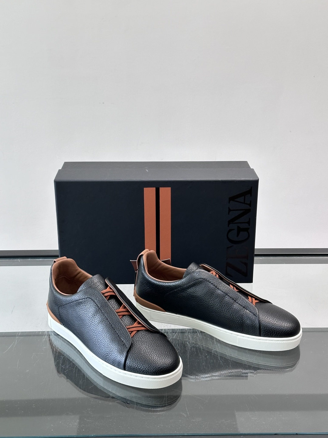 ZEGNA/杰尼亚 新款男士低帮皮革运动鞋，选用进口牛皮打造，丰富的工艺细节，鞋底骆马皮革嵌饰和品牌压纹徽标细节，干净简