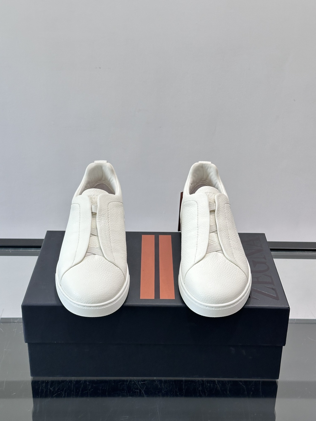 ZEGNA/杰尼亚 新款男士低帮皮革运动鞋,选用进口牛皮打造,丰富的工艺细节,鞋底骆马皮革嵌饰和品牌压纹徽标细节,干净简 ZEGNA/杰尼亚 新款男士低帮皮革运动鞋,选用进口牛皮打造,丰富的工艺细节,鞋底骆马皮革嵌饰和品牌压纹徽标细节,干净简